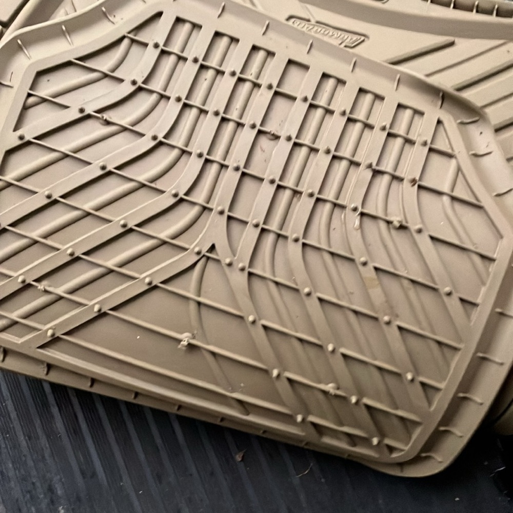 ArmorAll® Tan All-Weather Protection Universal 4-Piece Rubber Floor Mats - Picture 6 of 9